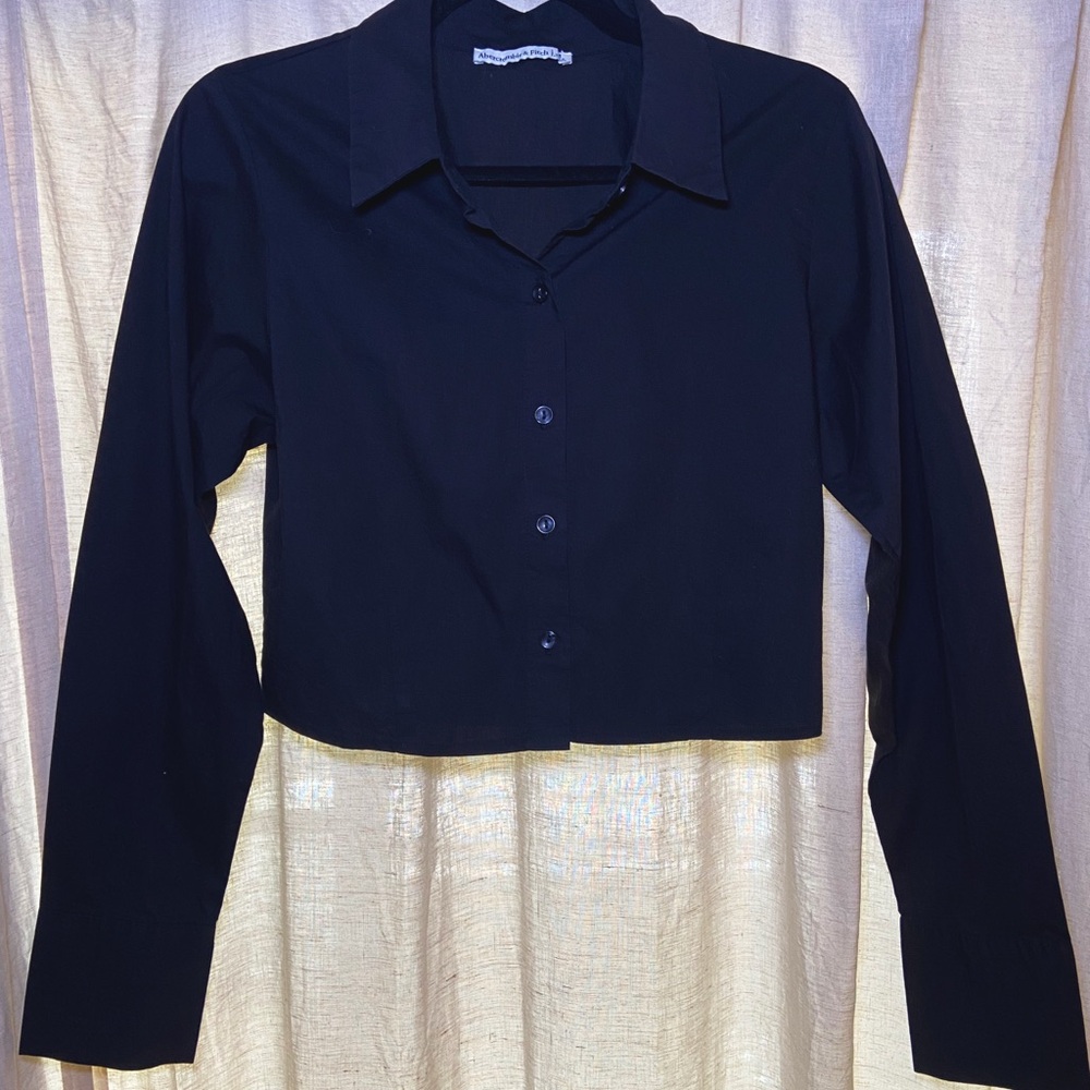 Abercrombie & Fitch Black Long Sleeve Cropped Button Down Shirt